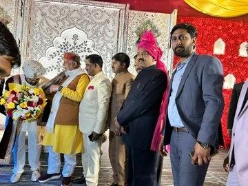 suresh khanna family