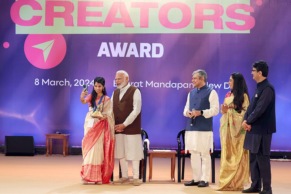 maithili thakur with pm modi